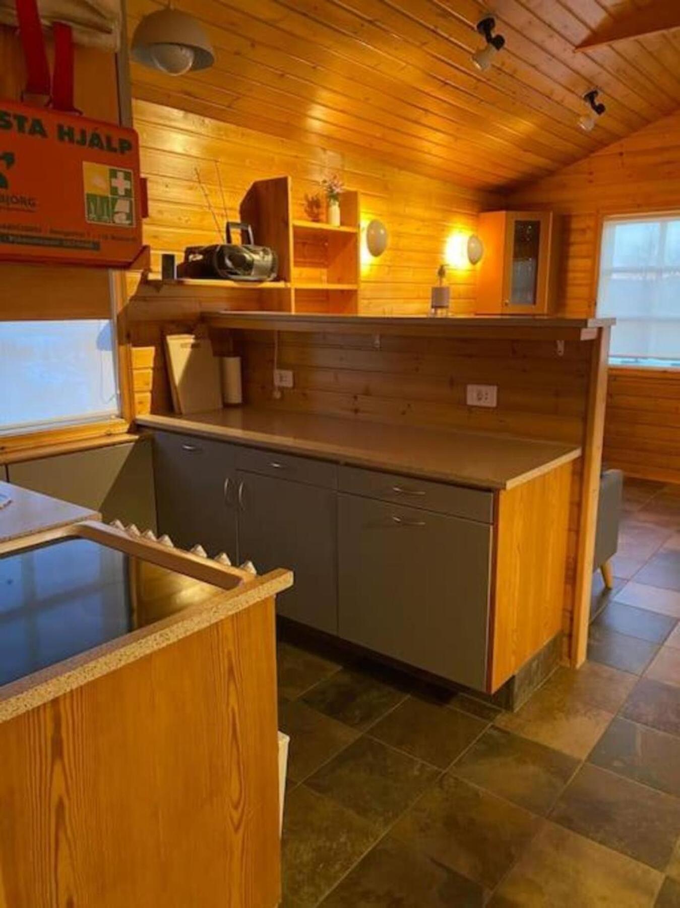 Cozy 2 Bedroom Cottage With Hot Tub Akureyri Extérieur photo
